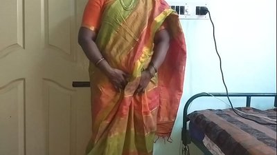 Pembantu rumah desi India untuk menunjukkan tetek aslinya kepada pemilik rumah