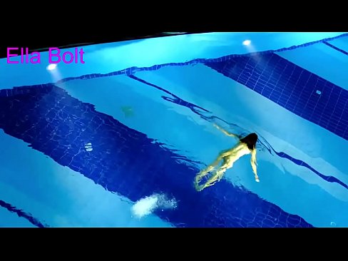 ❤️ Saya tidak boleh berhenti menonton, berambut perang muda ditangkap berenang bogel di kolam peranginan ELLA BOLT ❤❌ Video persetan pada kami ❌❤