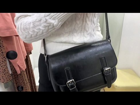 ❤️ Melancap awam perempuan jalang FeralBerry dengan dildo di dalam bilik pemasangan ❤❌ Video persetan pada kami ❌❤